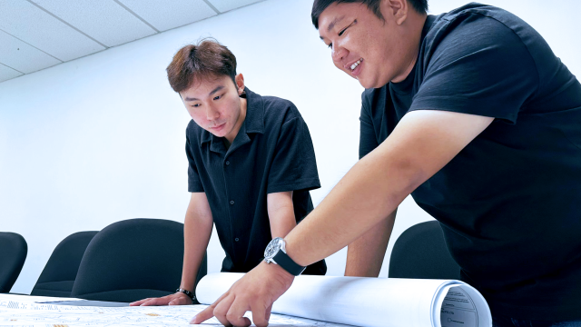 Ken Wen (left) with his supervisor, Ong Kay Quan, working on the development of a site blueprint. (SIT Photo) 