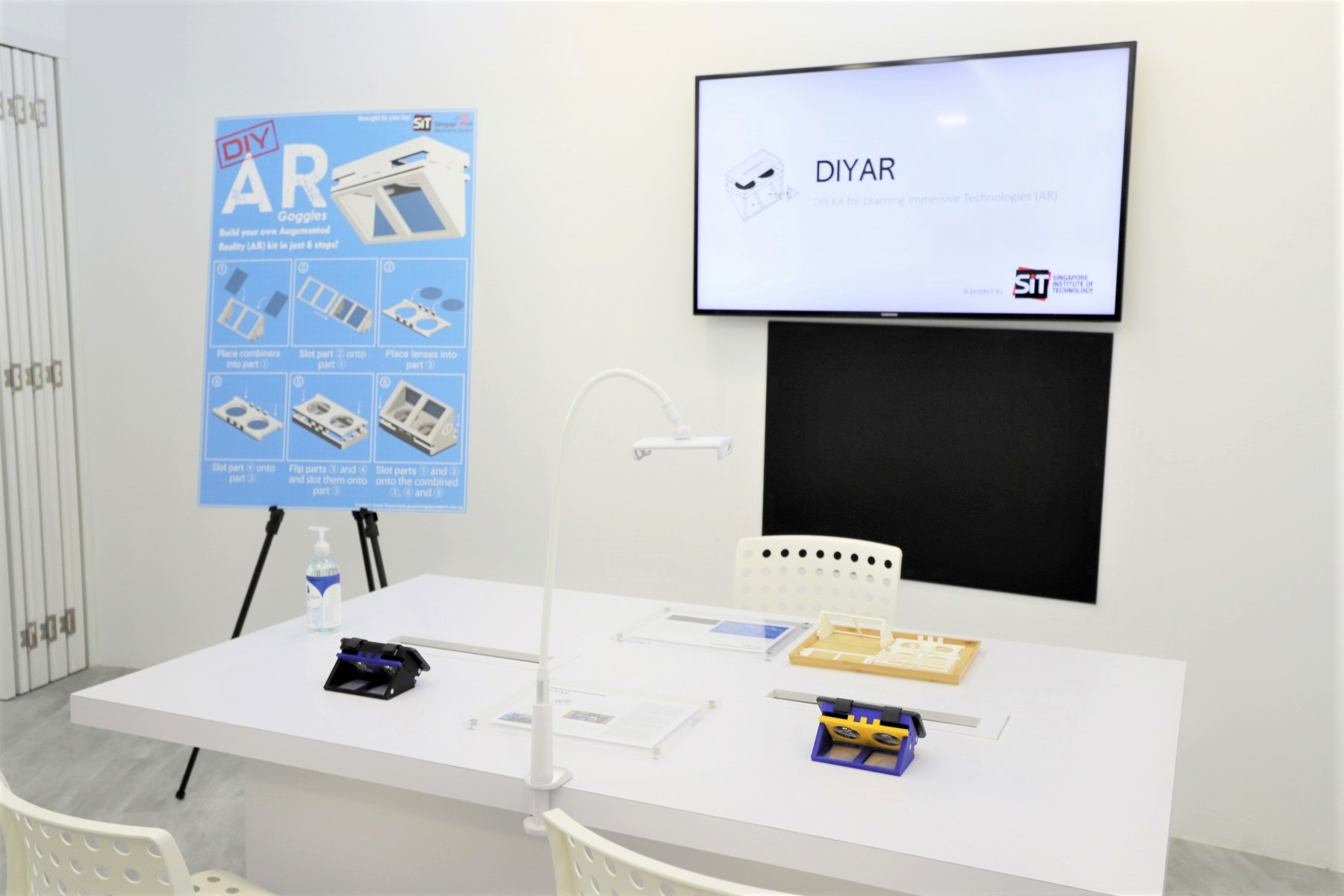 SIT students’ DIYAR goggles are showcased at the X-Lab, located in the Permanent Exhibits Gallery – Sandbox, where SDC collaborates with IHLs to co-create and showcase innovative projects in immersive technologies.