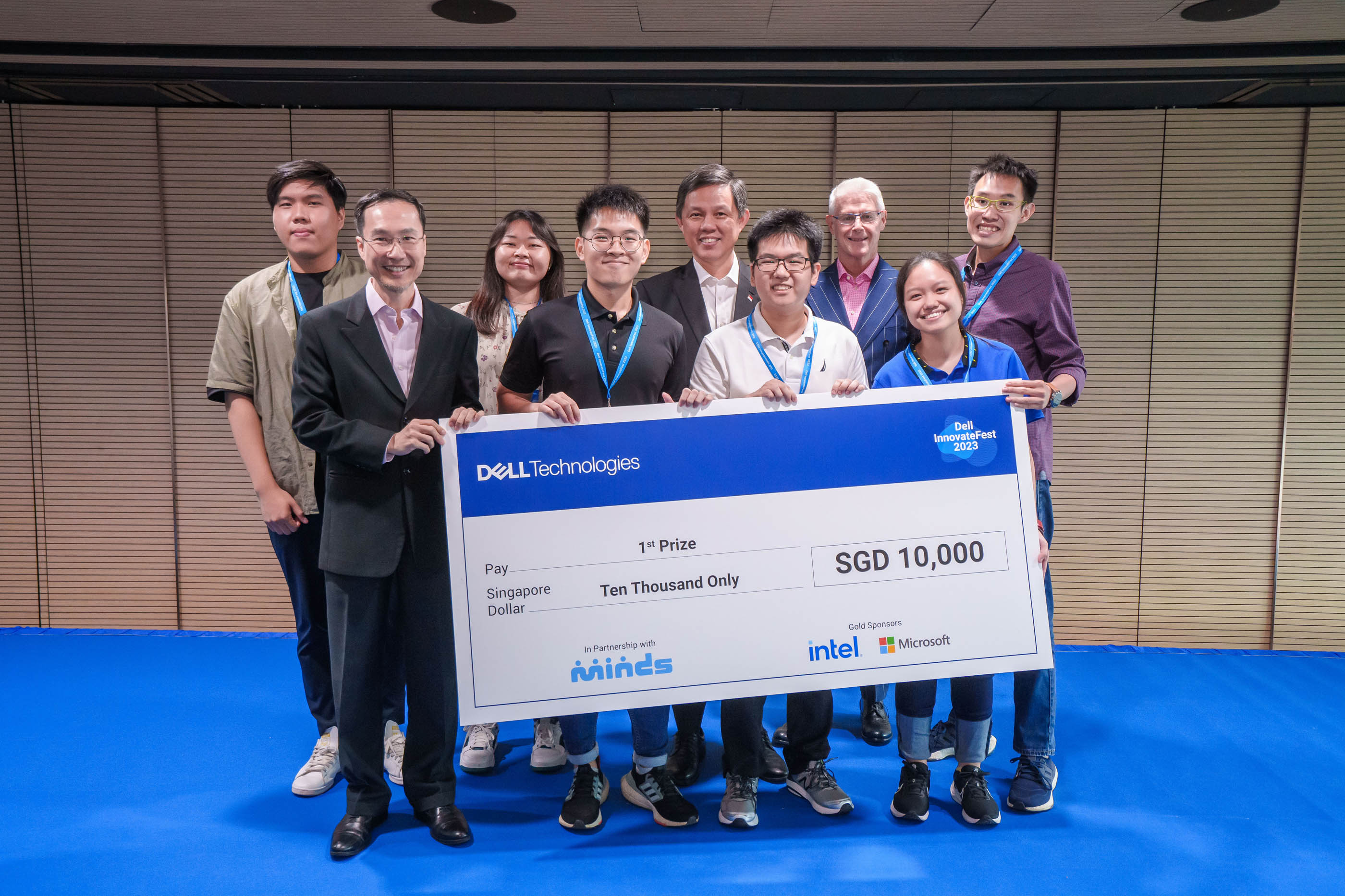 The winning team from SIT with Education Minister Chan Chun Sing and representatives from Dell Technologies and MINDS (Photo: Dell Technologies) 