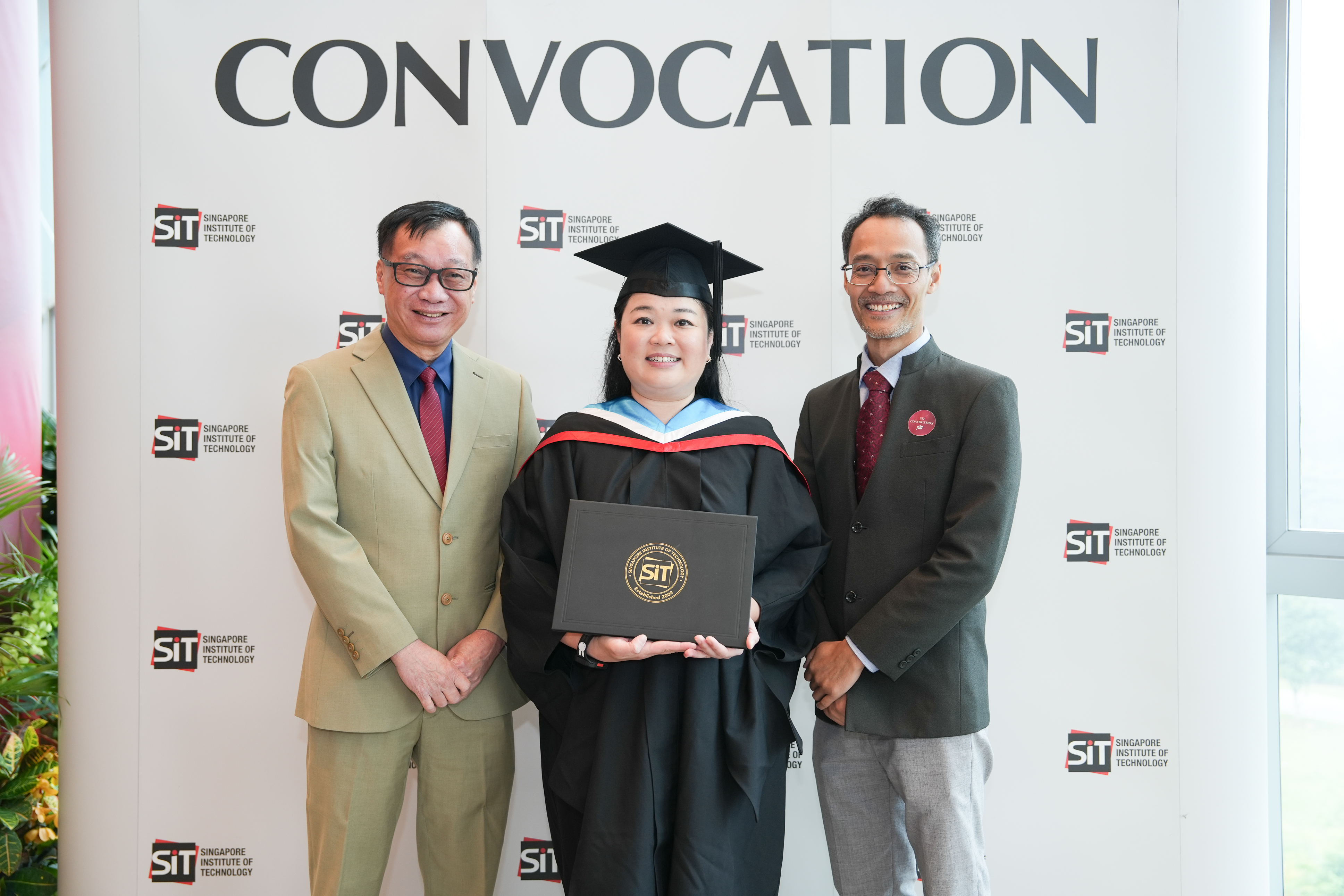 Pamela with A/Prof Edward Poon (left) and A/Prof Muhammad Rahizan Zainuldin (right), who worked with her to plan around her condition from the start of her studies. (Photo Credit: Keng Photography)