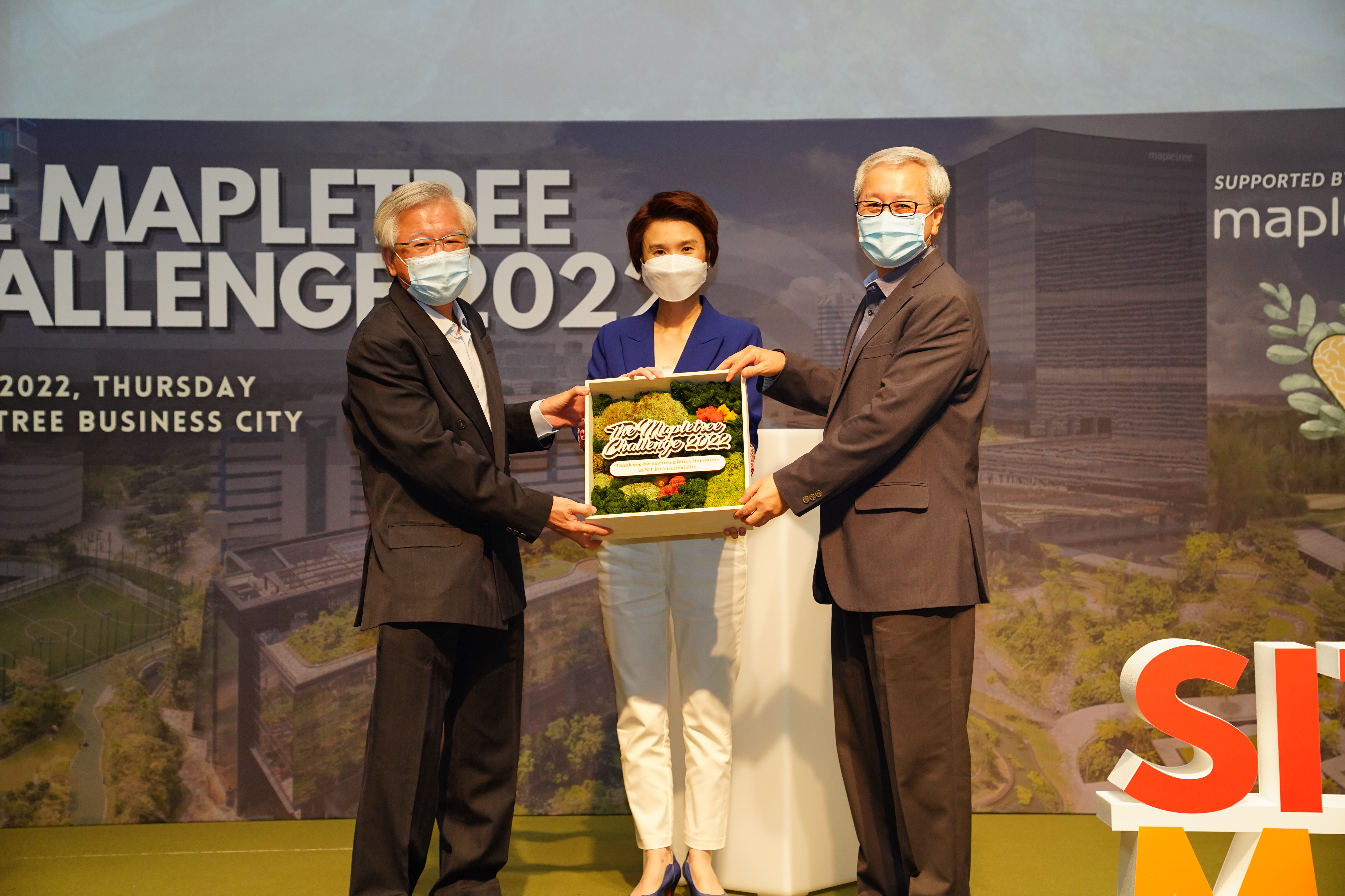 Exchange of token of appreciation Mr Chua Tiow Chye, Deputy Group CEO, Mapletree and Prof Kee Chaing, President, SIT