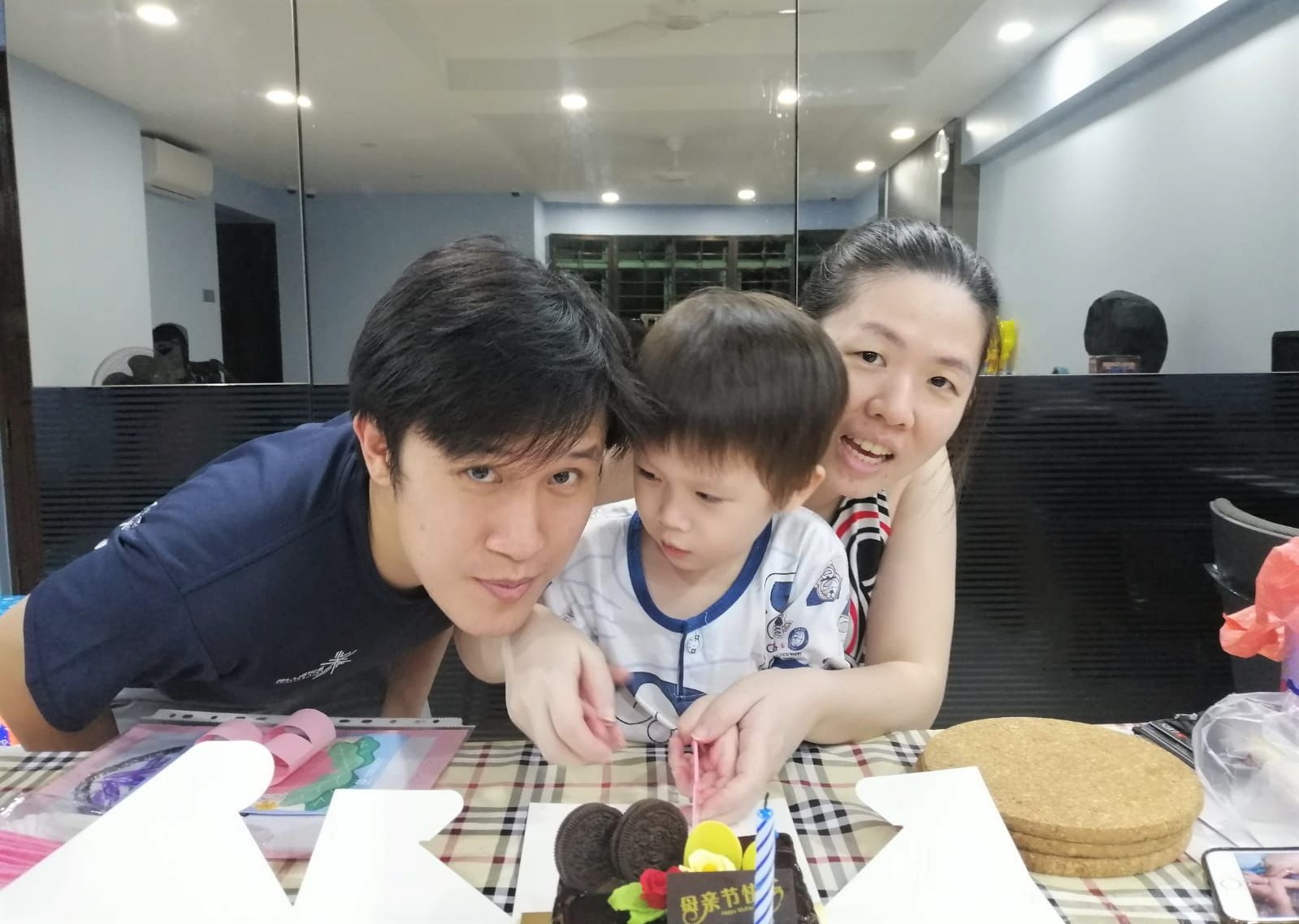 Loo Yee Chye with family