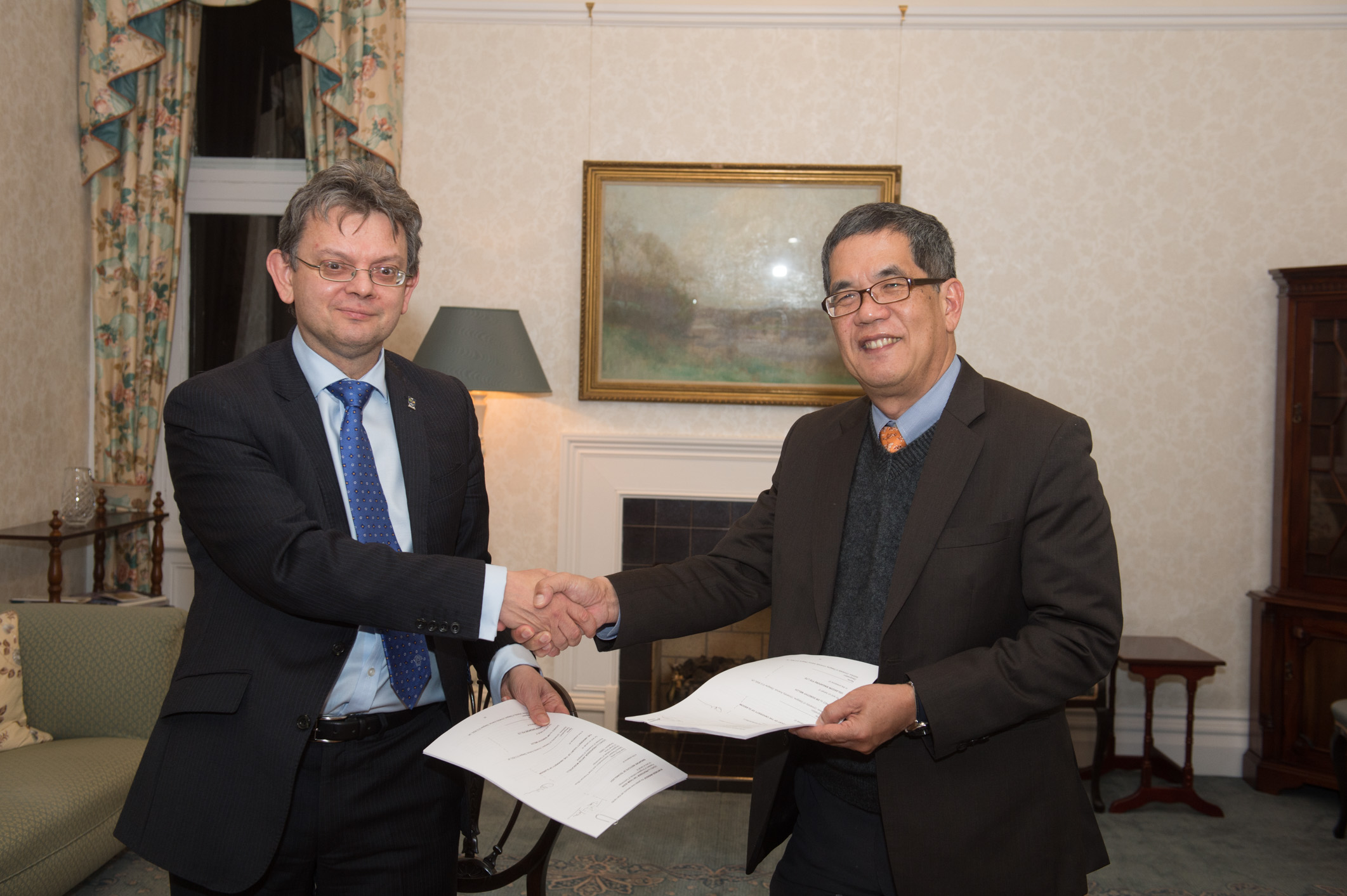 Signing of the joint degree programme between Prof Anton Muscatelli, Principal and Vice-Chancellor of the University of Glasgow, and Prof Tan Thiam Soon, President, SIT.