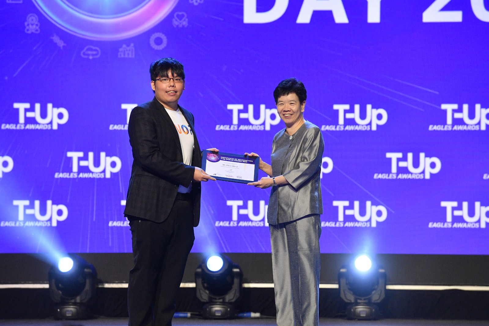 Wei Ji receiving award from Ms Chan Lai Fung, perm sec, National Research & Development