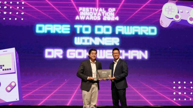 Prof Goh Weihan receiving the Dare to Do award